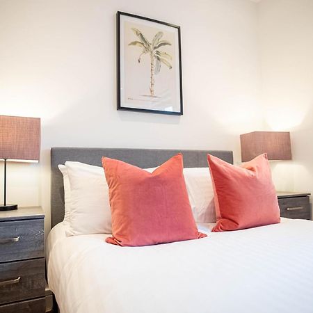 Villa Deluxe Chic 1 2 Bed Apts Near Heathrow Legoland Windsor Slough Exterior foto