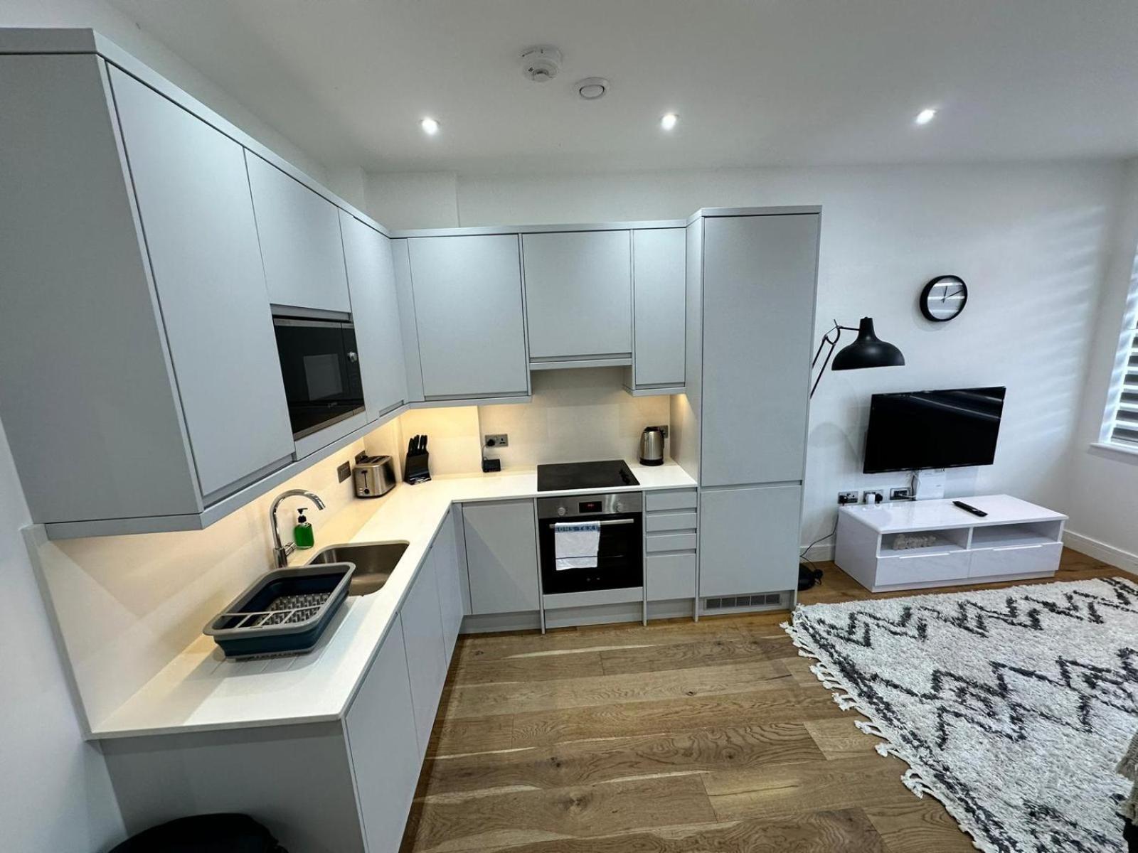 Villa Deluxe Chic 1 2 Bed Apts Near Heathrow Legoland Windsor Slough Exterior foto