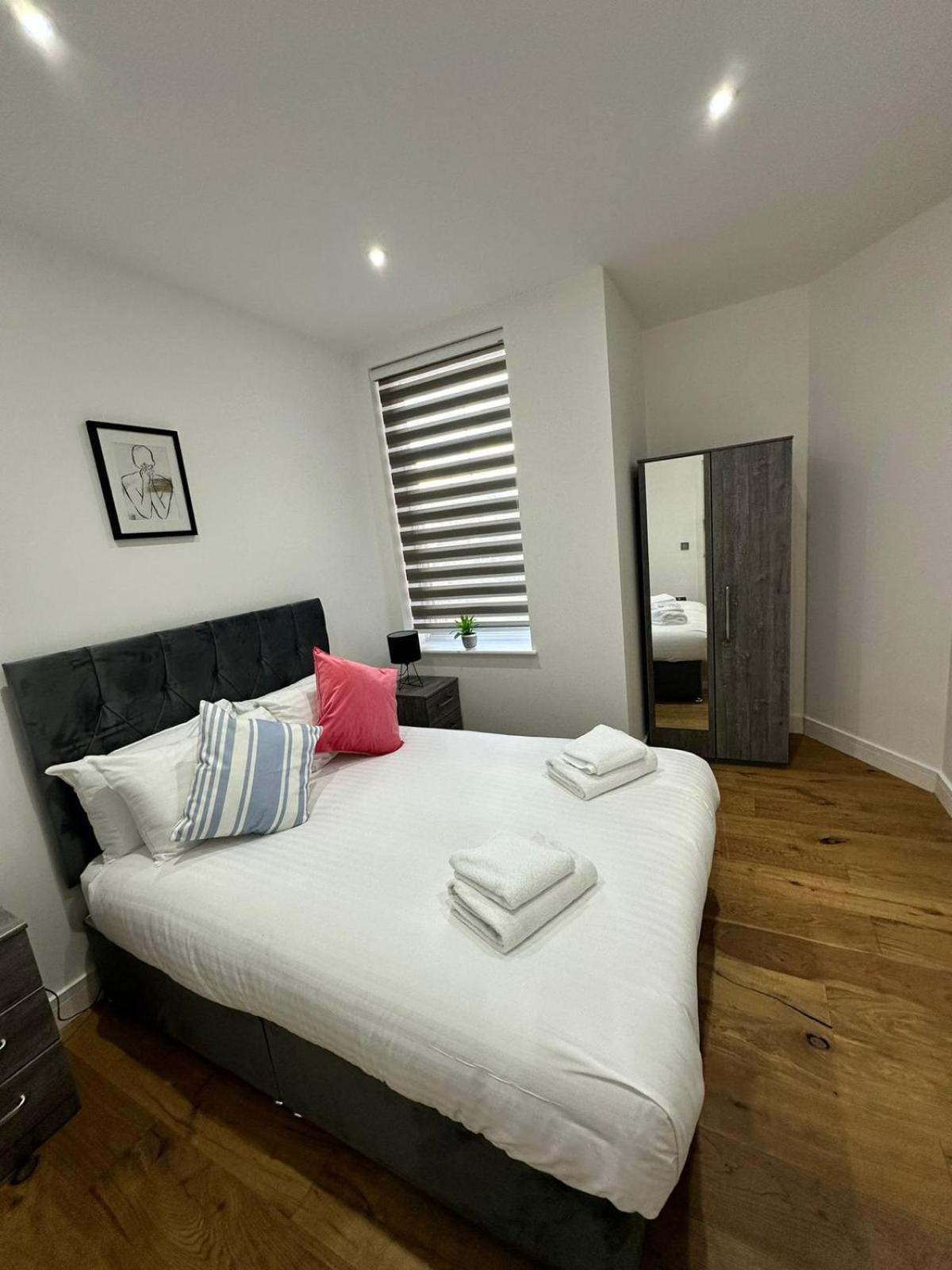 Villa Deluxe Chic 1 2 Bed Apts Near Heathrow Legoland Windsor Slough Exterior foto